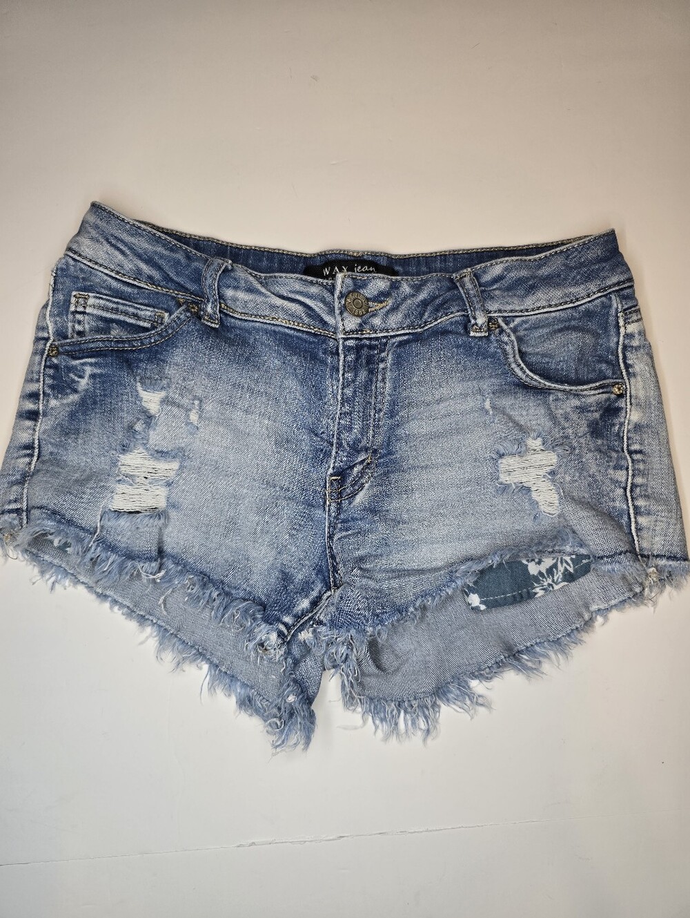 Wax Jean Women's Medium Distressed Denim Shorts Raw Hem Stretch Blue Jean Shorts